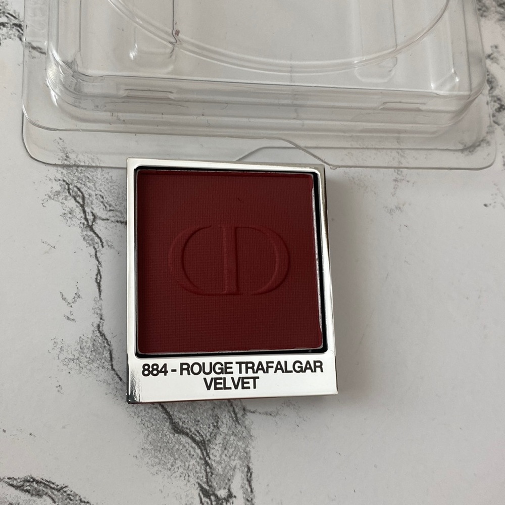 NWOB Dior eyeshadow:884Rouge Trafalgar
Never used
No box
Sold in pan 
No compact